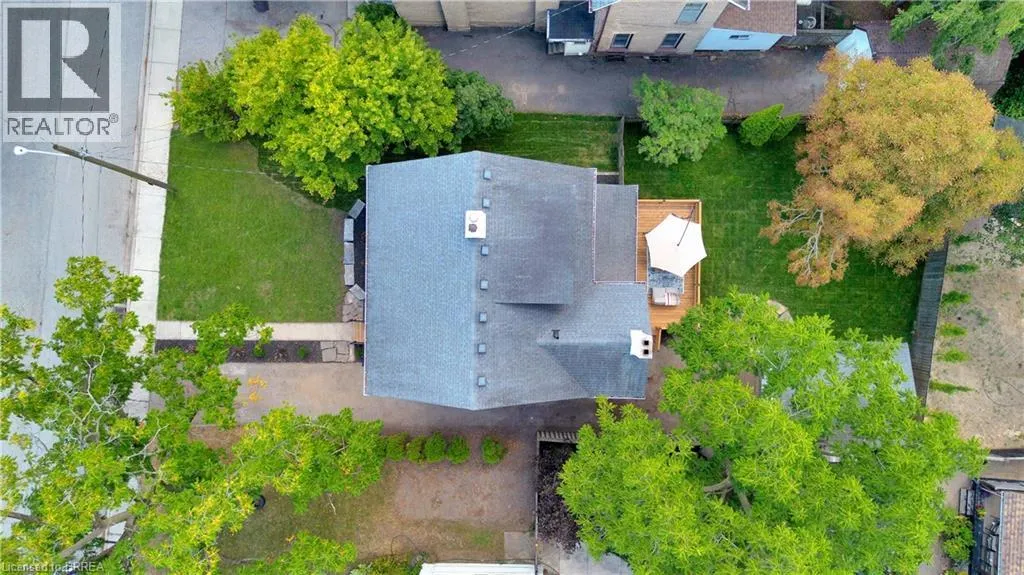 15 HAWARDEN Avenue