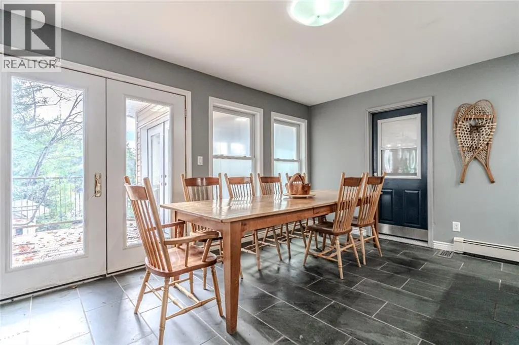 4 CLOVER Court