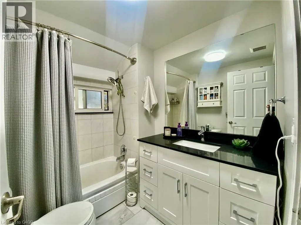 358 DUNDAS Street E