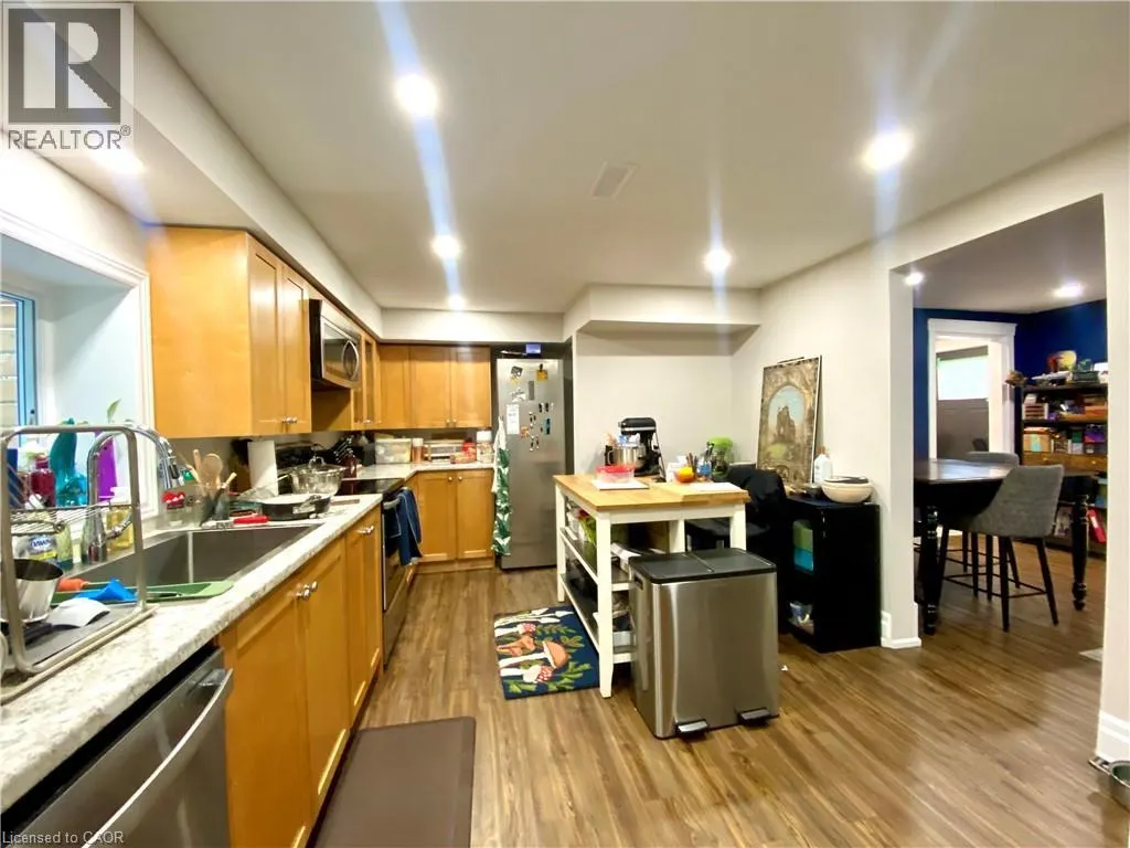358 DUNDAS Street E