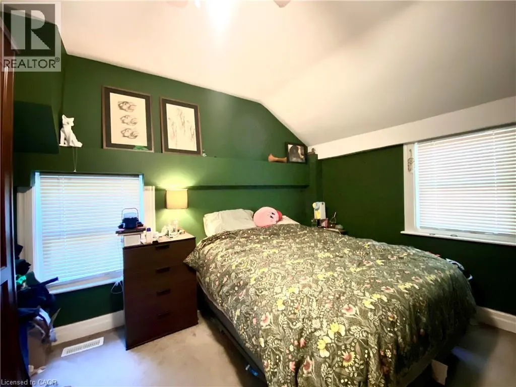 358 DUNDAS Street E