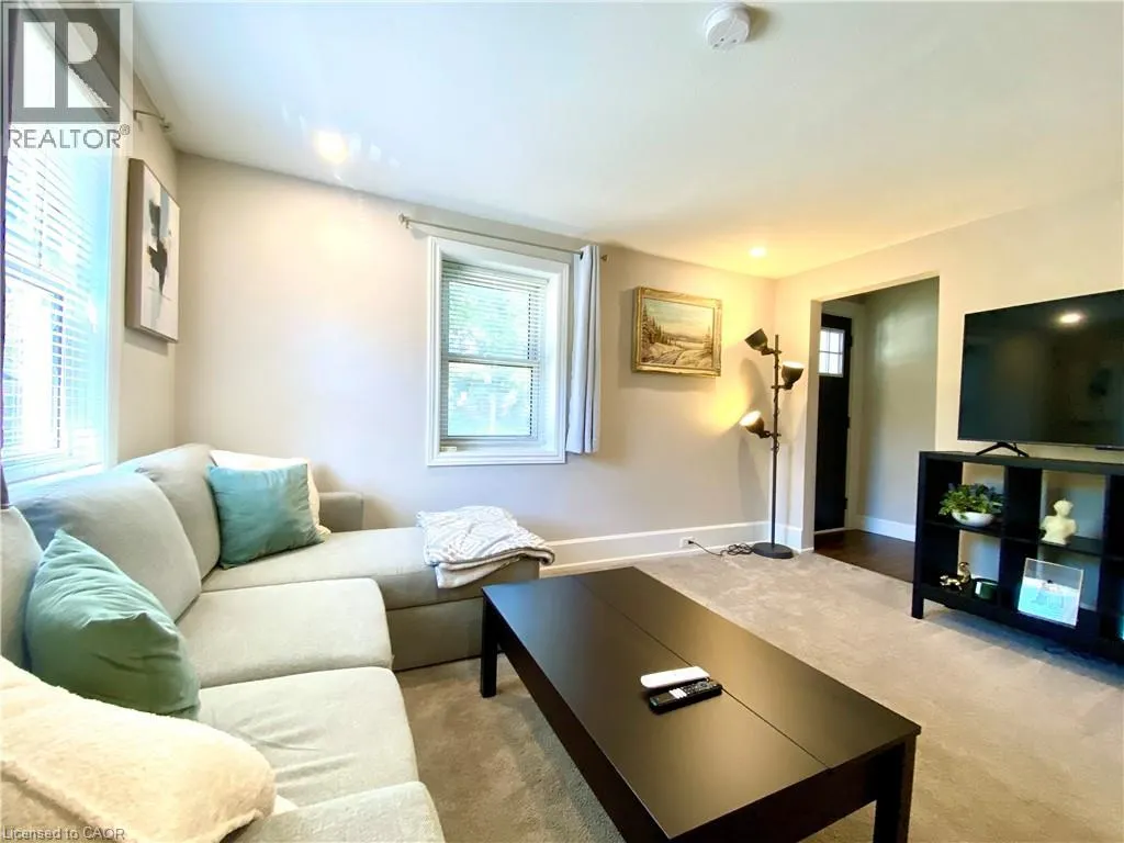358 DUNDAS Street E