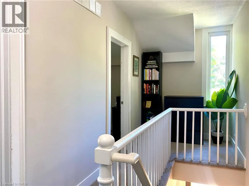 358 DUNDAS Street E