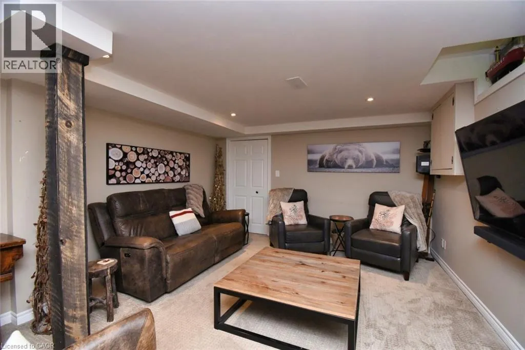 3224 TWIN OAKS Crescent