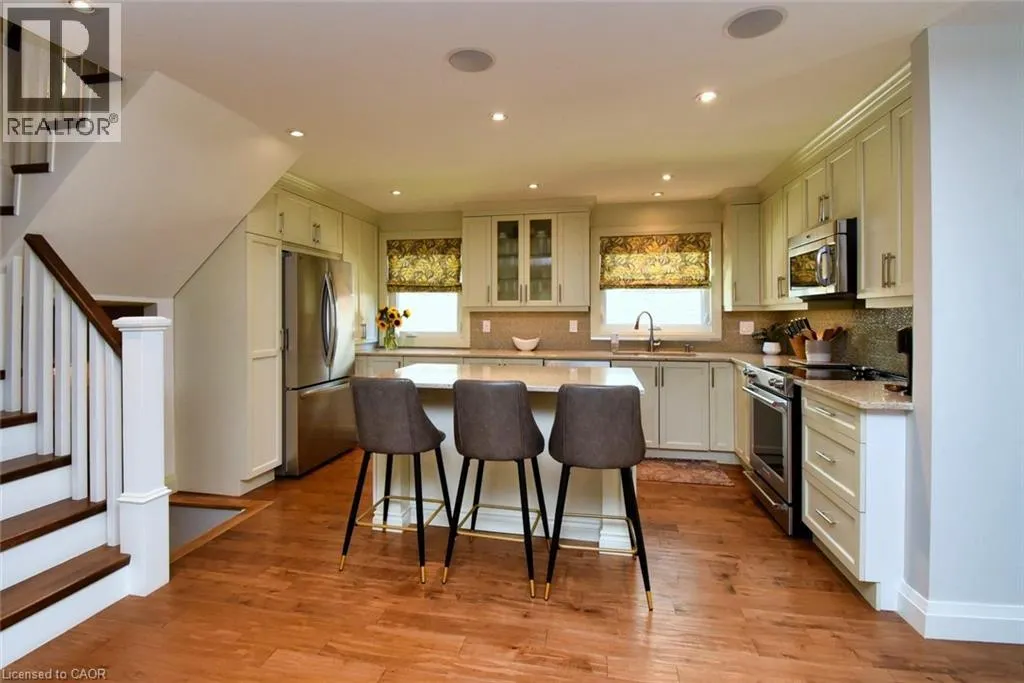 3224 TWIN OAKS Crescent