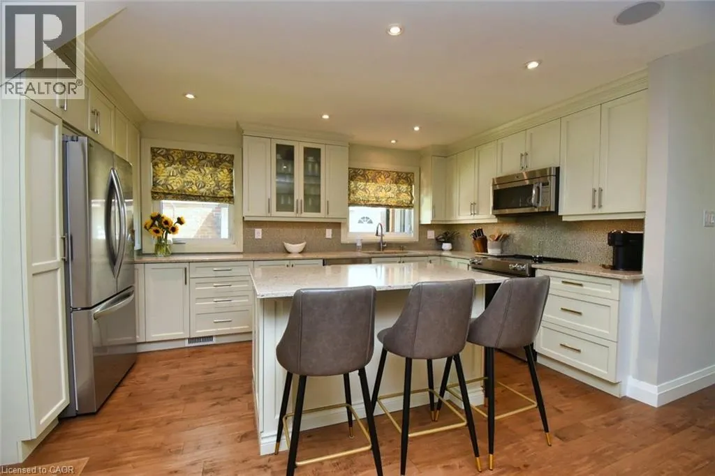 3224 TWIN OAKS Crescent