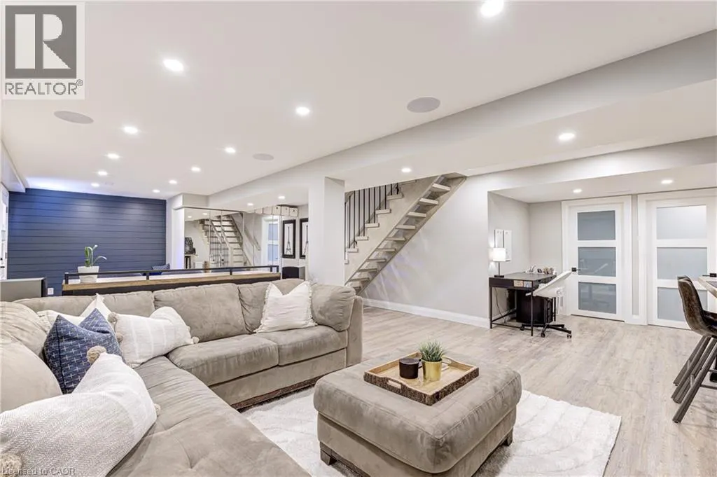 6 MAYS Crescent