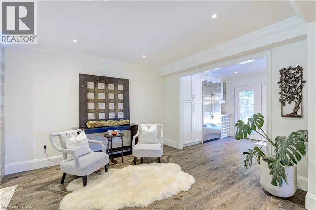 6 MAYS Crescent