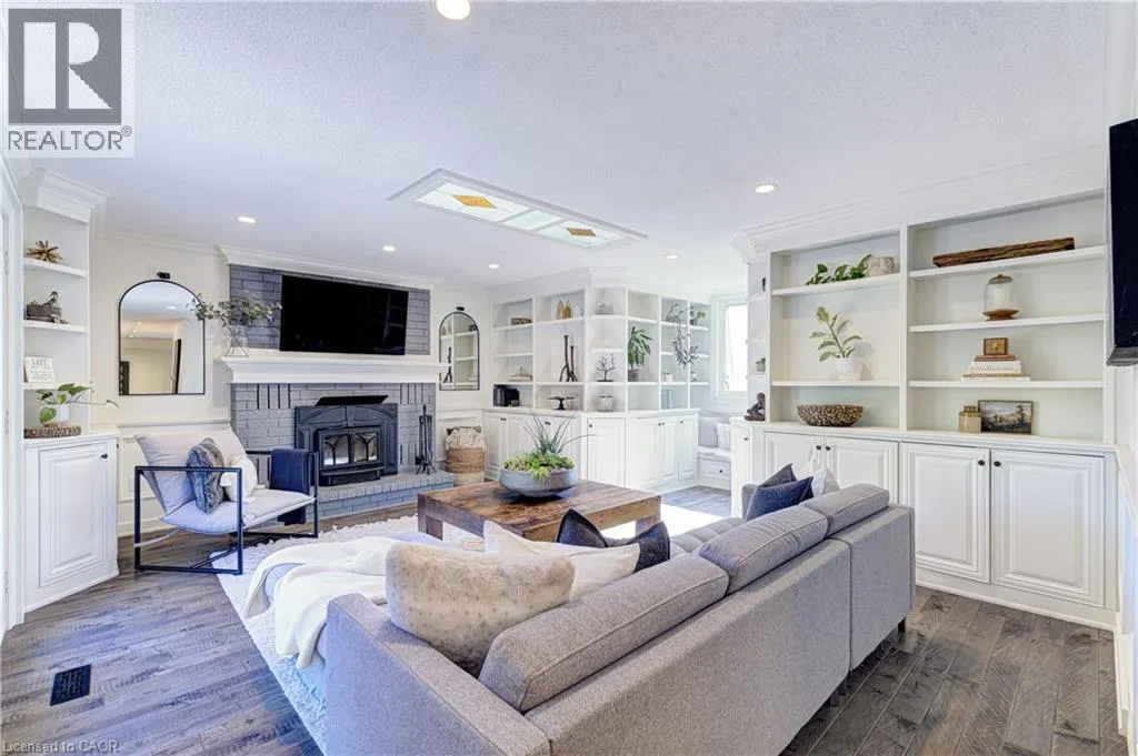 6 MAYS Crescent