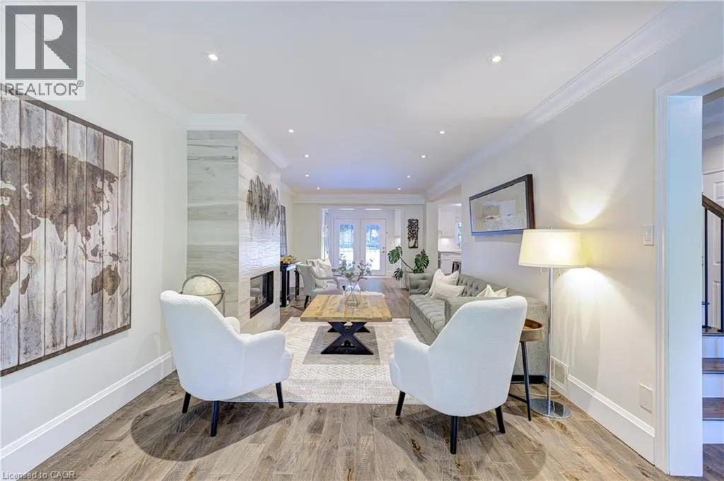 6 MAYS Crescent