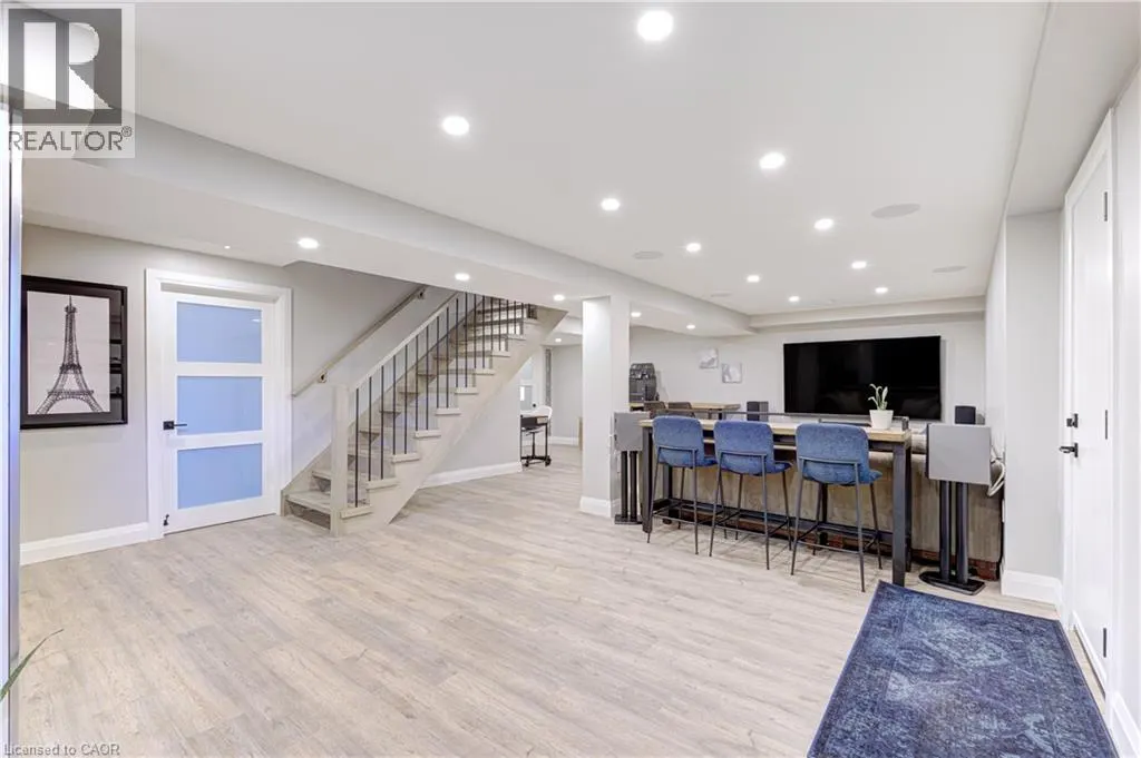 6 MAYS Crescent
