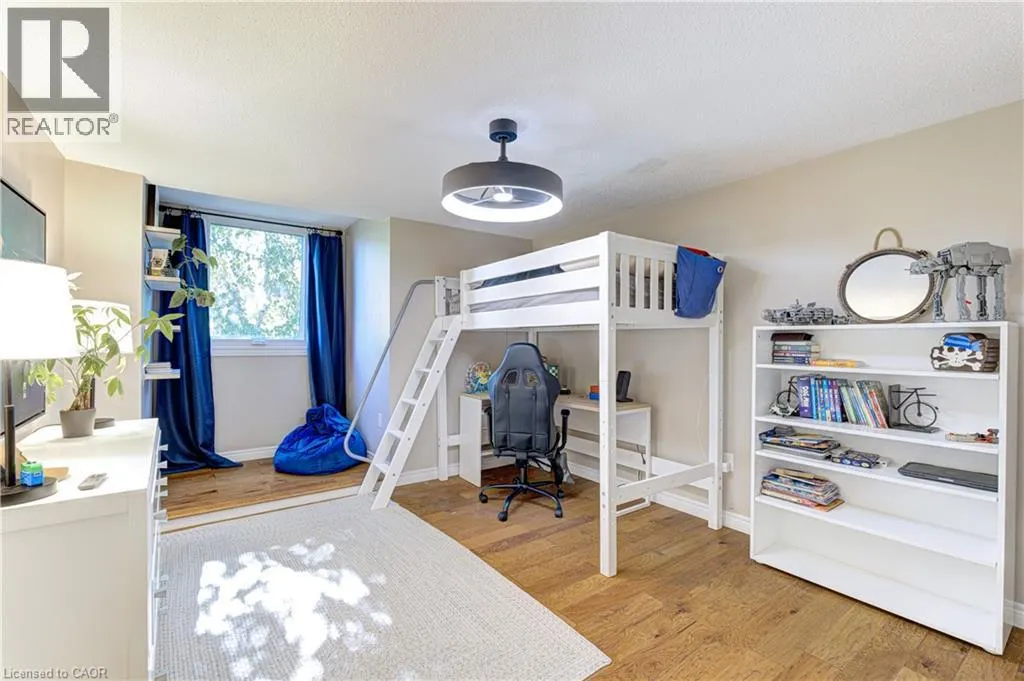 6 MAYS Crescent