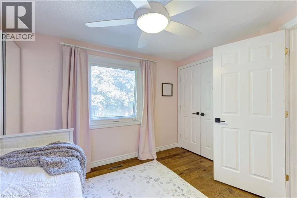 6 MAYS Crescent