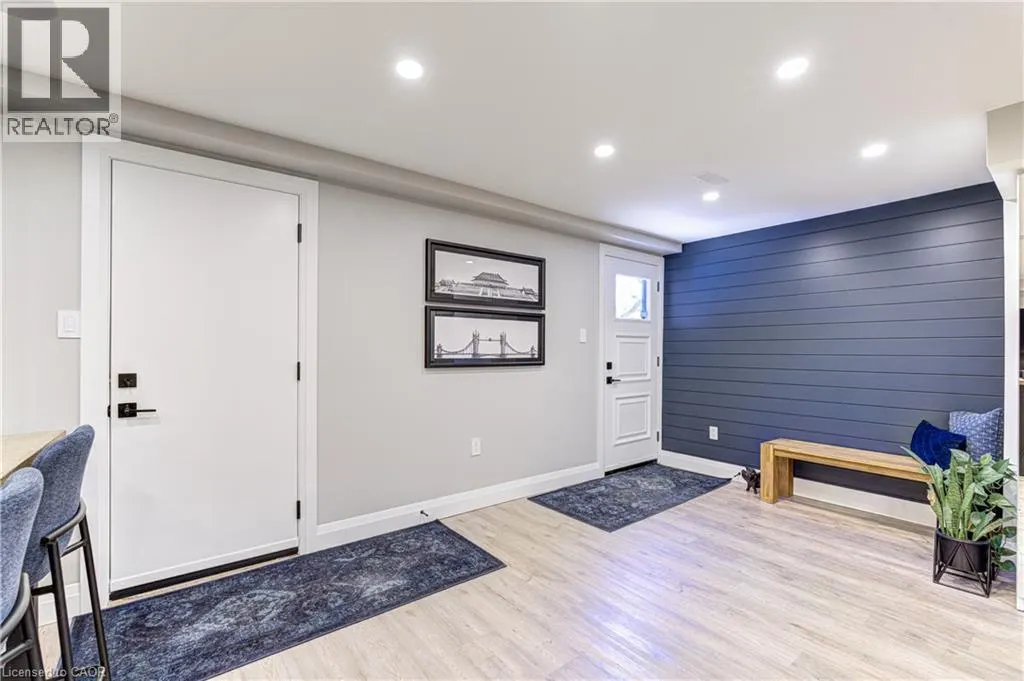 6 MAYS Crescent