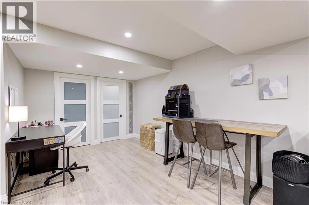 6 MAYS Crescent