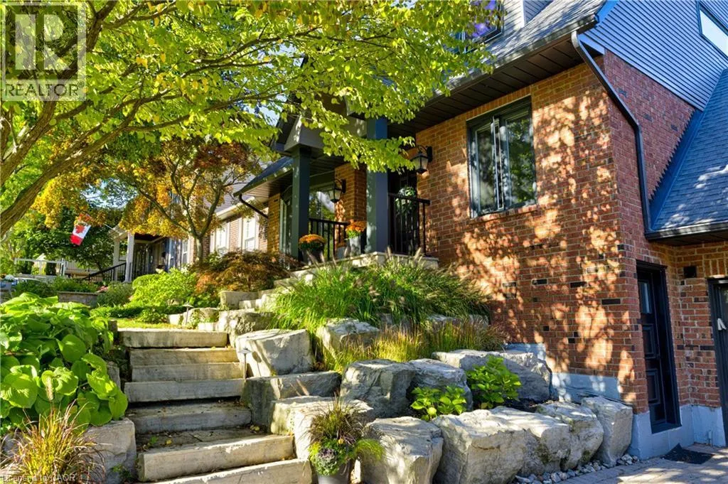 6 MAYS Crescent