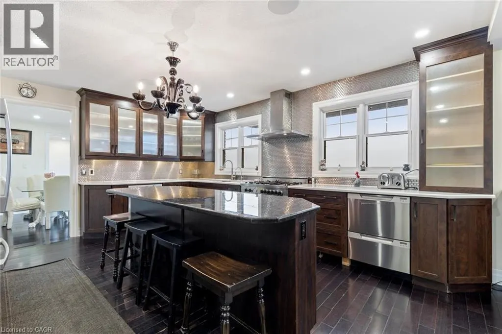 1073 N SERVICE Road