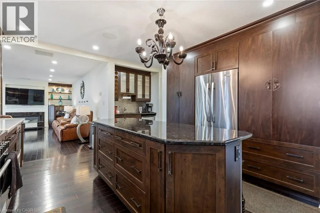 1073 N SERVICE Road