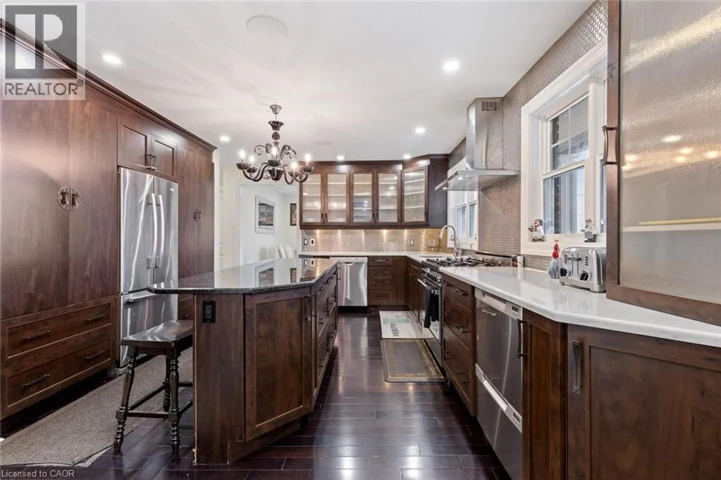 1073 N SERVICE Road