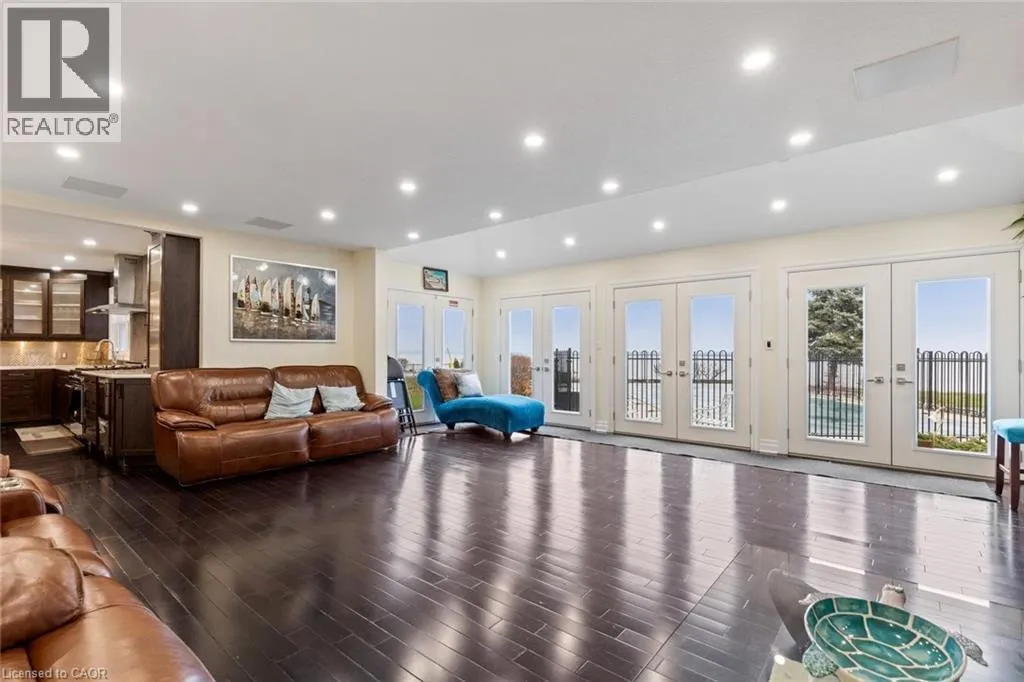 1073 N SERVICE Road