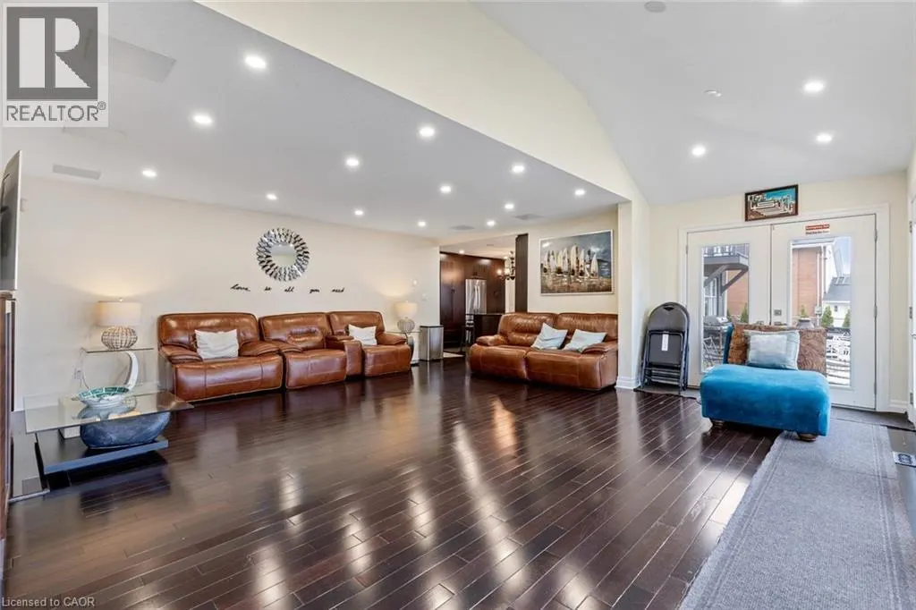1073 N SERVICE Road