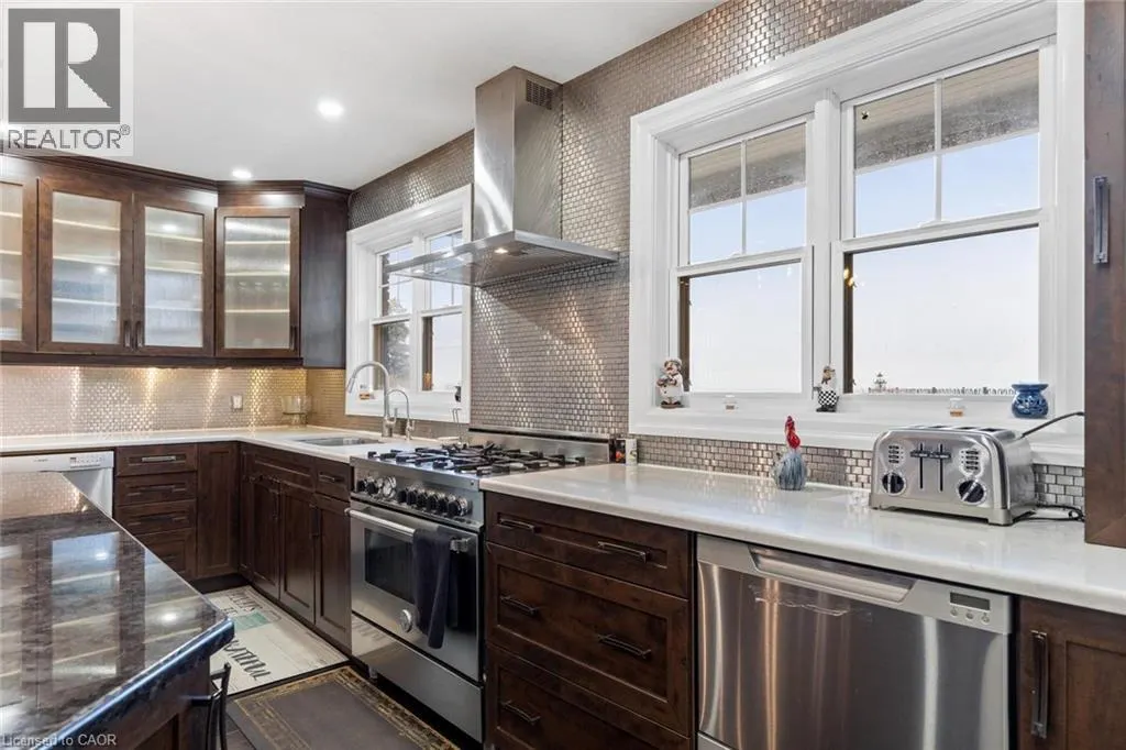 1073 N SERVICE Road