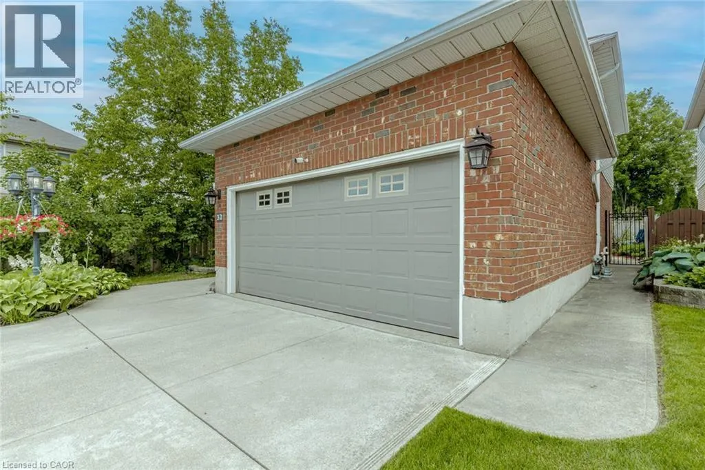 32 VINEBERG Drive