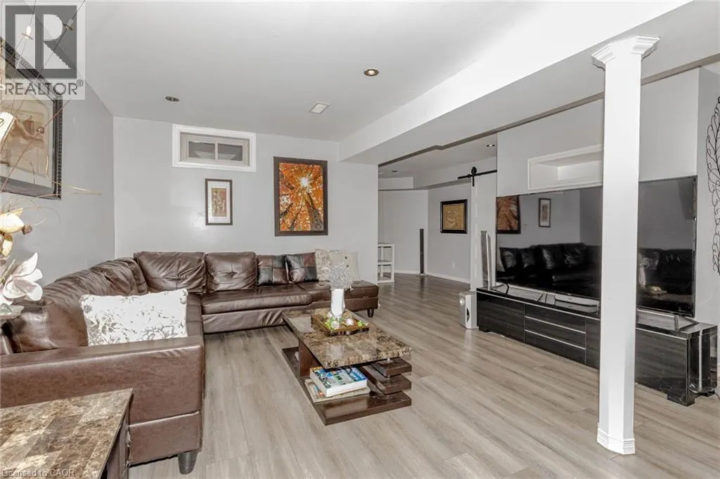 32 VINEBERG Drive