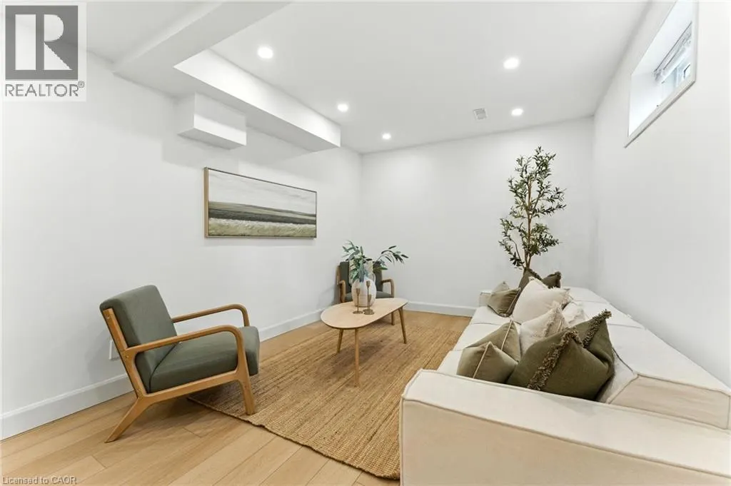 246 DARTMOOR Crescent