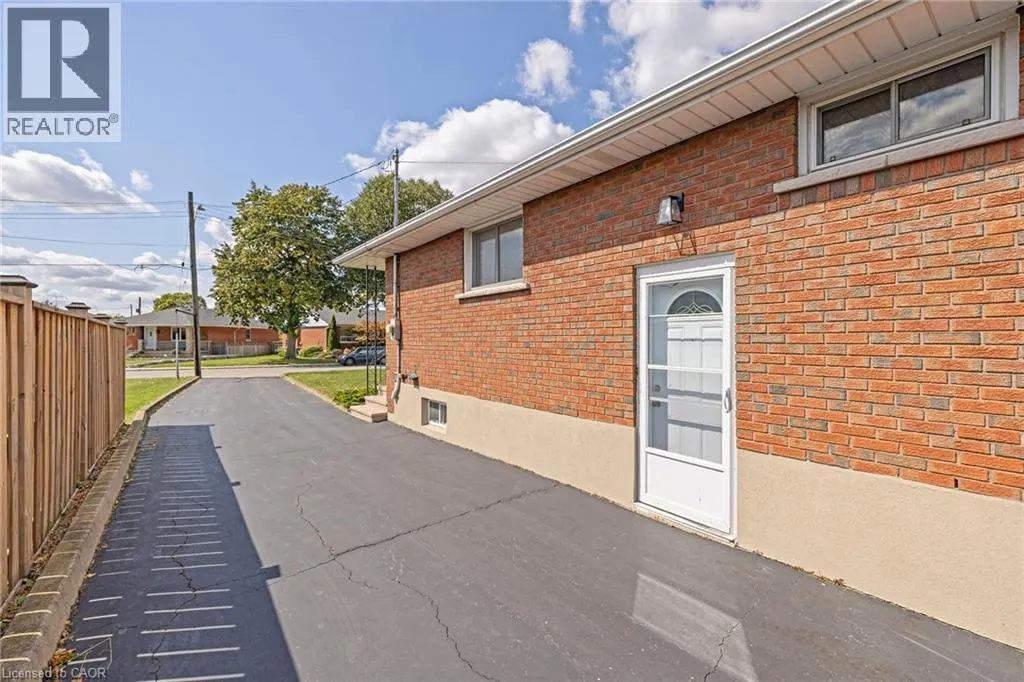 142 FERNWOOD Crescent