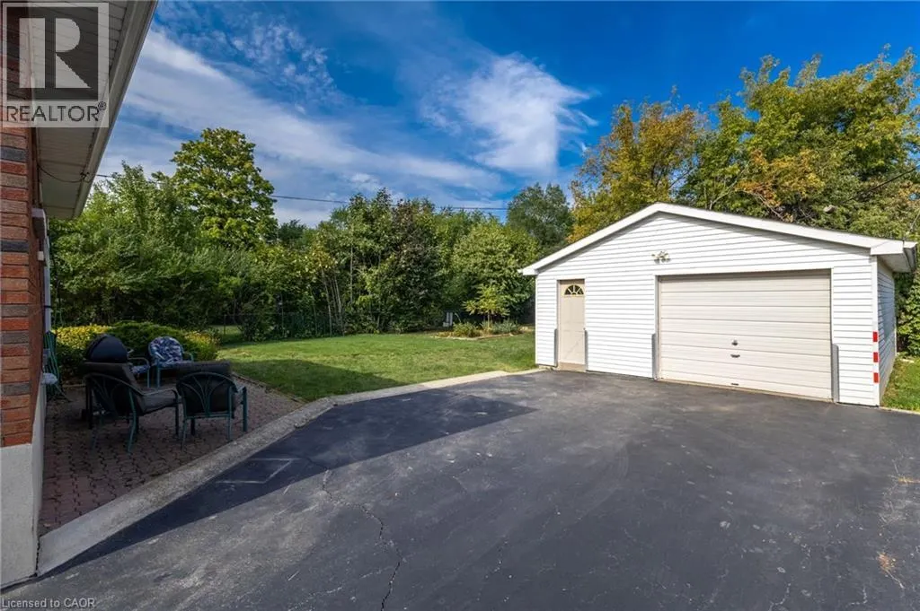 142 FERNWOOD Crescent