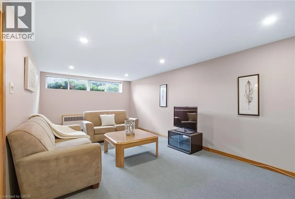 142 FERNWOOD Crescent