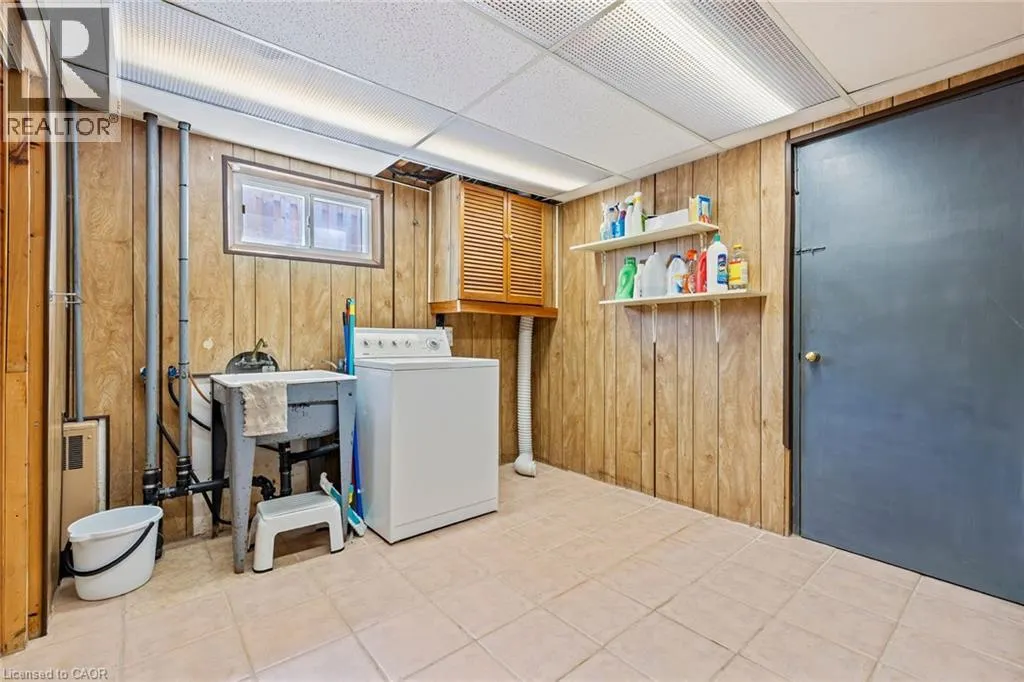 142 FERNWOOD Crescent