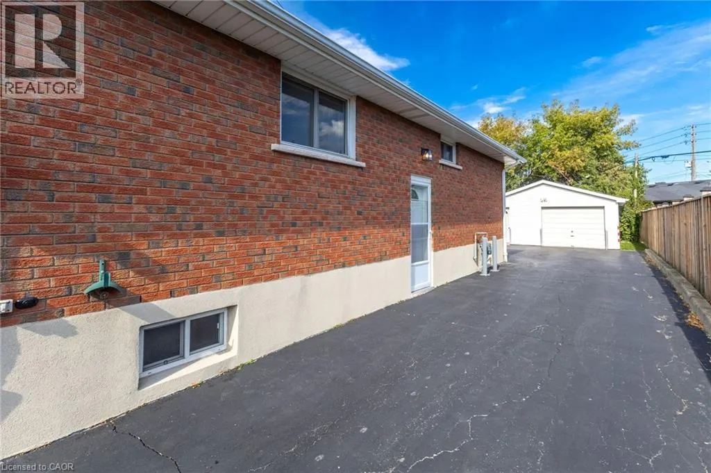 142 FERNWOOD Crescent
