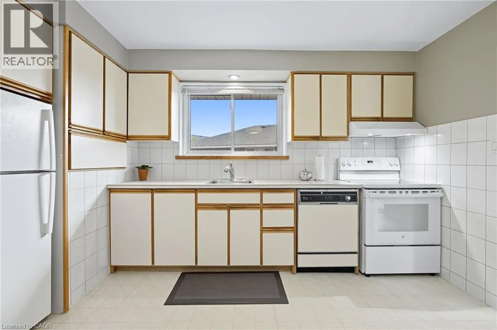 142 FERNWOOD Crescent