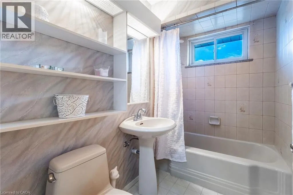 142 FERNWOOD Crescent