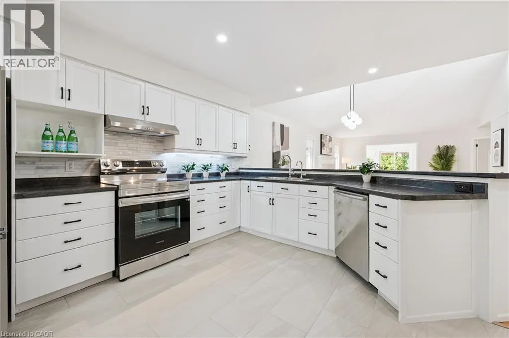 22 WINDWARD Place