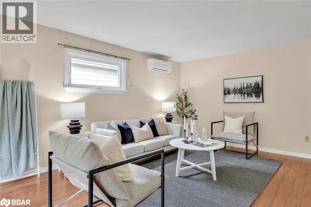 28 BOND Street E