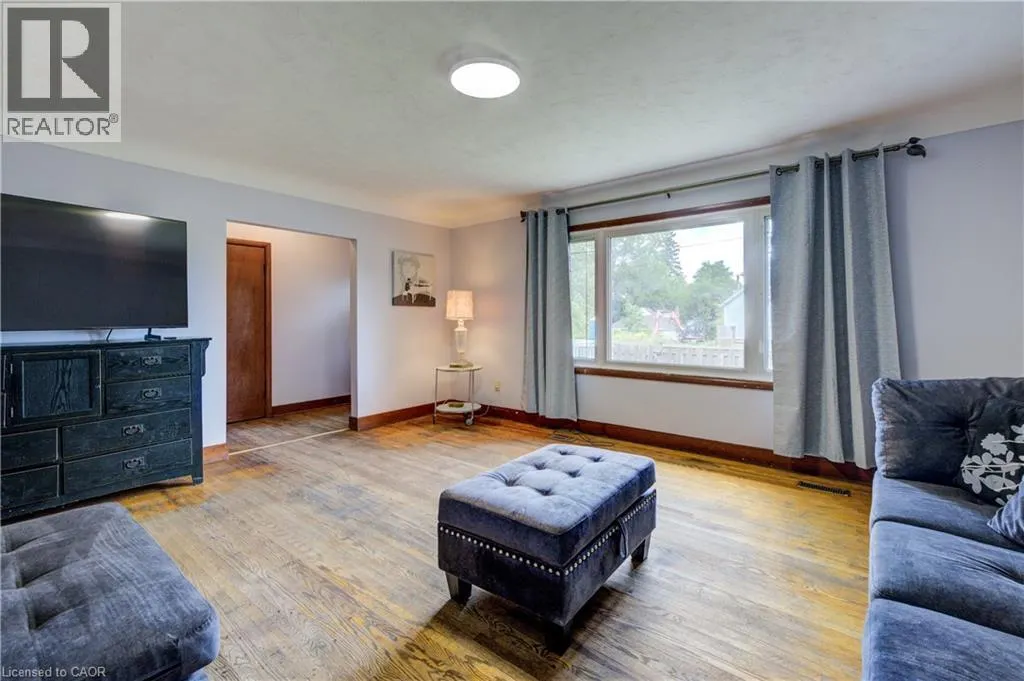 168 DUNDAS Street N