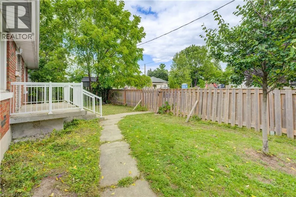168 DUNDAS Street N