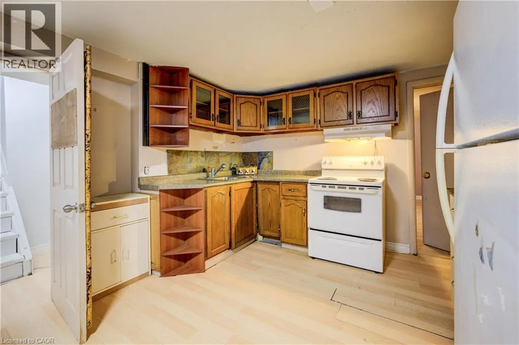 168 DUNDAS Street N
