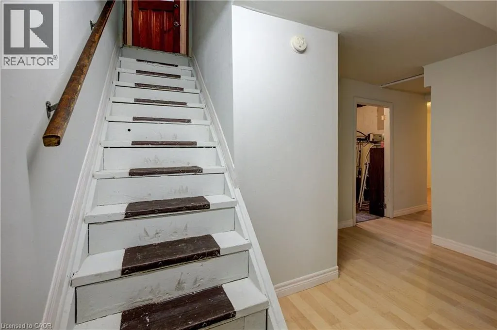 168 DUNDAS Street N