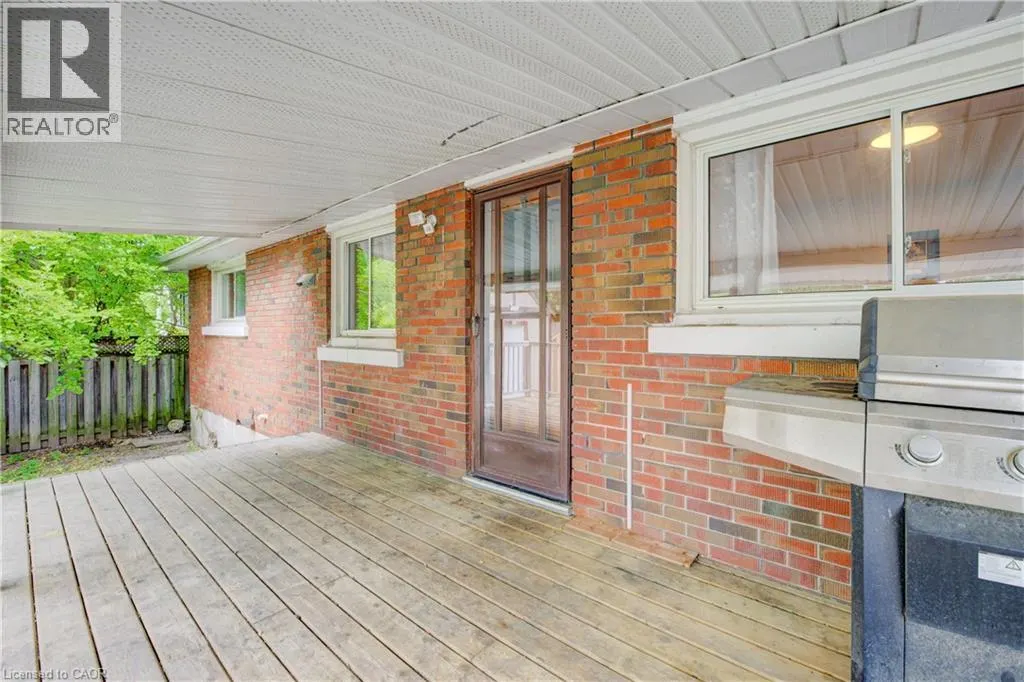168 DUNDAS Street N