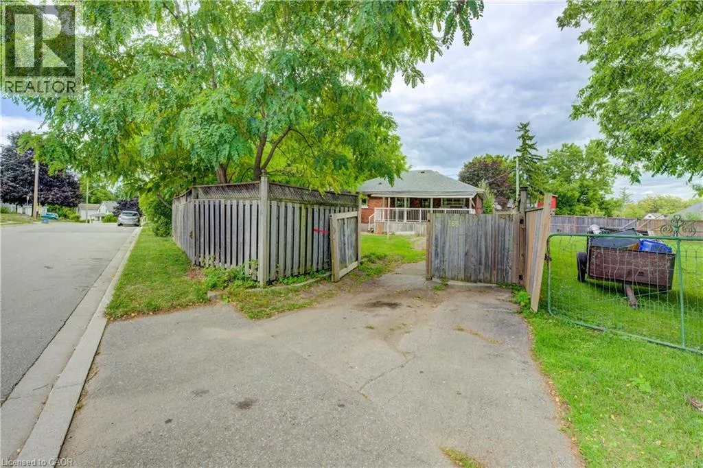 168 DUNDAS Street N
