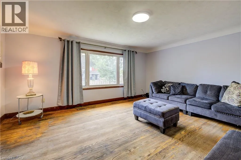 168 DUNDAS Street N