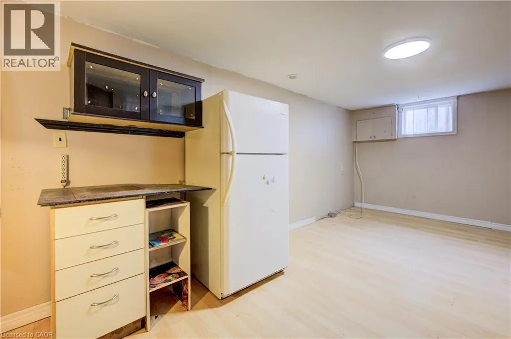 168 DUNDAS Street N