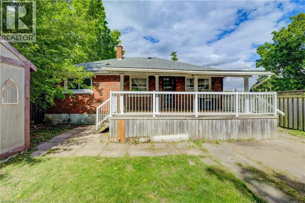 168 DUNDAS Street N