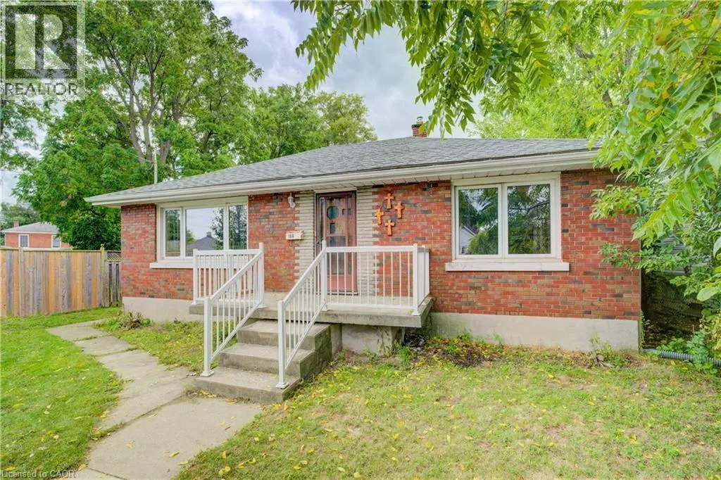 168 DUNDAS Street N