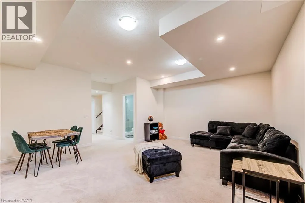 4 STONEHILL AVE