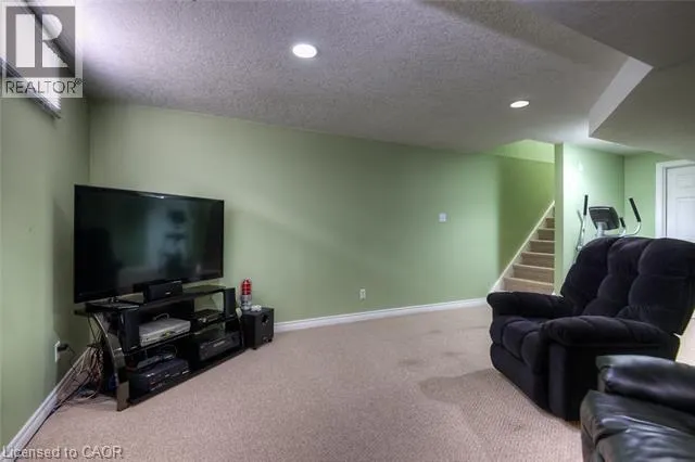 835 WHITECAP Avenue